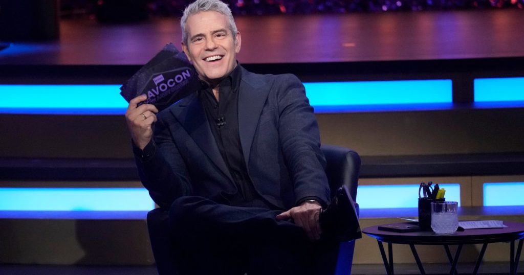 Andy Cohen mendon se BravoCon do të qëndrojë në Vegas