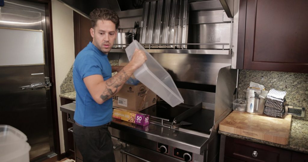 Kuzhinierë kokëfortë poshtë kuvertës që injoruan atë që donin të ftuarit