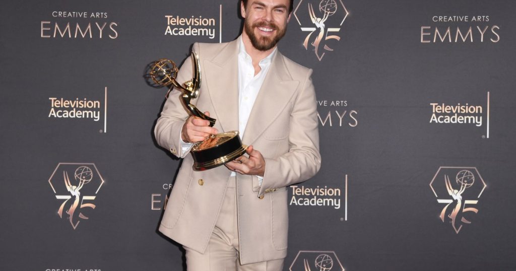 Derek Hough i kushton Emmy Win bashkëshortes Hayley Erbert