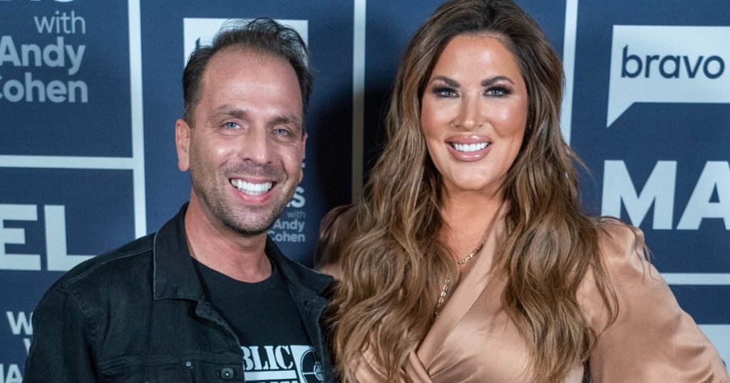 Bashkëshorti i Emily Simpson pranon se puna e tij ka dëmtuar martesën e tyre