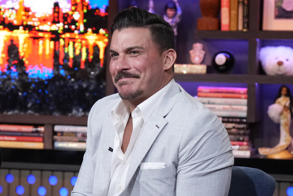 Jax Taylor duket i vetëkënaqur në Watch What Happens Live.