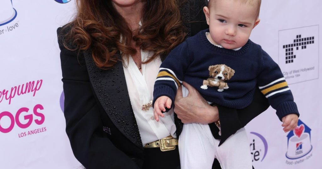 Lisa Vanderpump pozon me nipin në foton e ditëlindjes