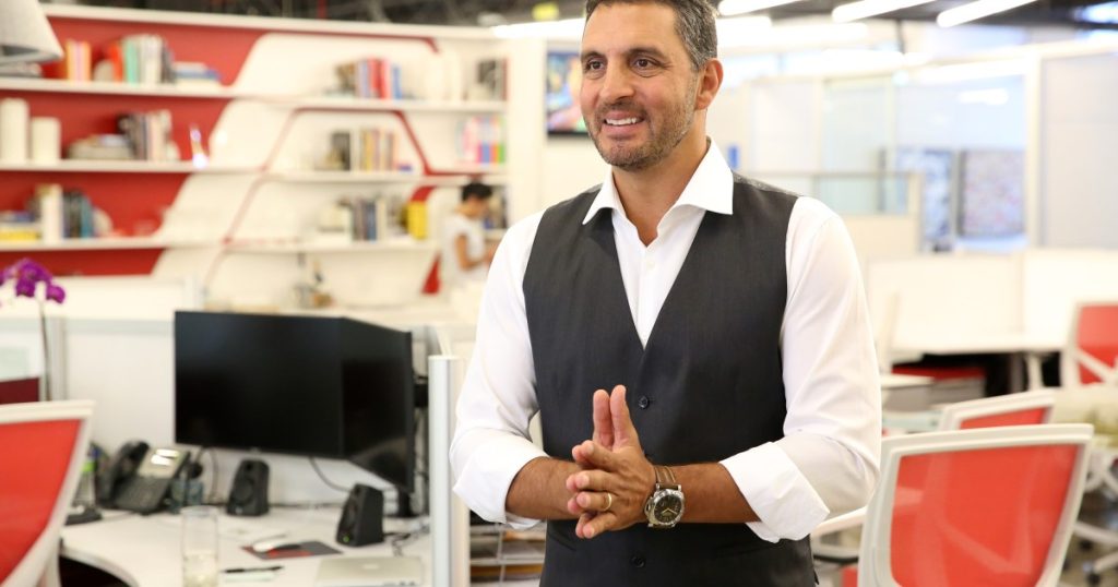 Raporti: Mauricio Umansky 'Head Over Heels' për Nikita Kahn