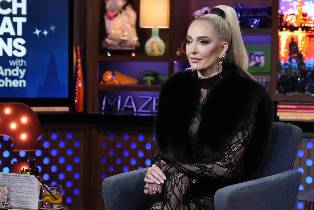 Ylli i RHOBH, Erika Jayne, e veshur me dantella dhe gëzof të zi në WWHL.