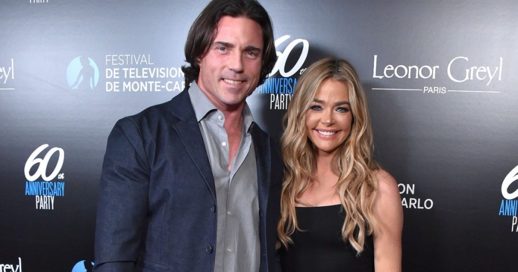 Denise Richards pretendon se ajo ka Aaron në Laptop Video duke vjedhur Laptop