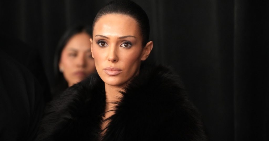 Bianca Censori flakëron kthesat e saj në Tank Top & Pantallona të shkurtra Booty