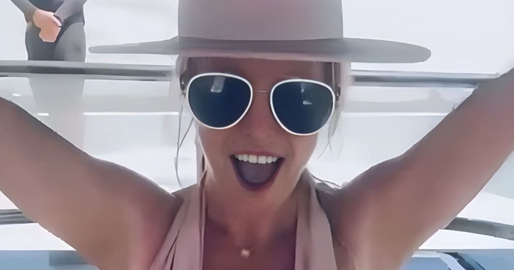 Britney Spears vesh kostumin e notit të qafës së zhytur në video të reja