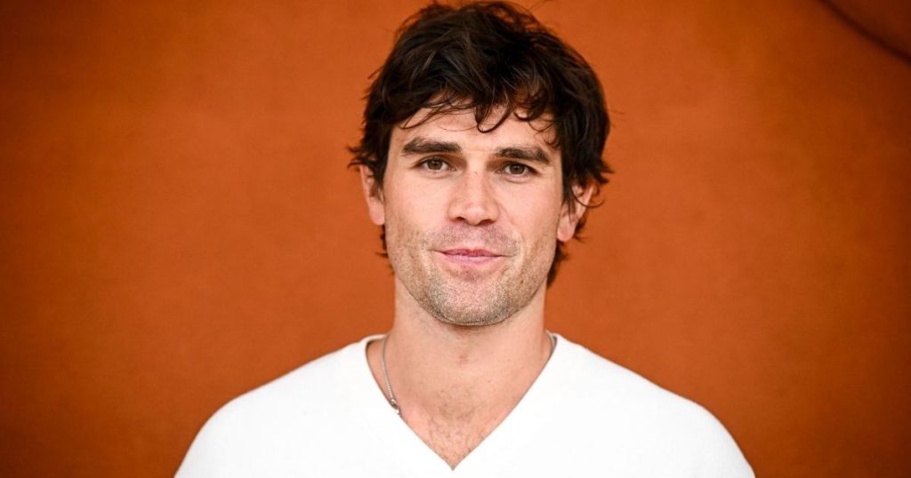 KJ Apa thotë se ai ishte i virgjër, pavarësisht se bashkë-yjet e Riverdale u lidhën