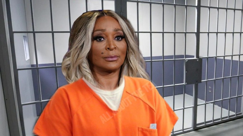 Karen Huger i Rhopit duke dalë nga burgu më 2 shtator ... Grande Dame po kthehet!