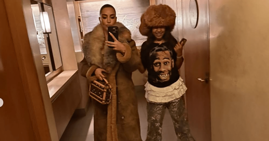 Kim Kardashian bashed për veshjen e North West