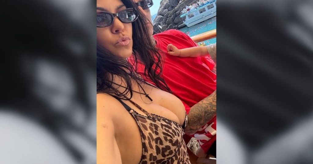 Kourtney Kardashian ndan fotografi bikini 'mahnitëse' në pushime në Itali me Travis Barker