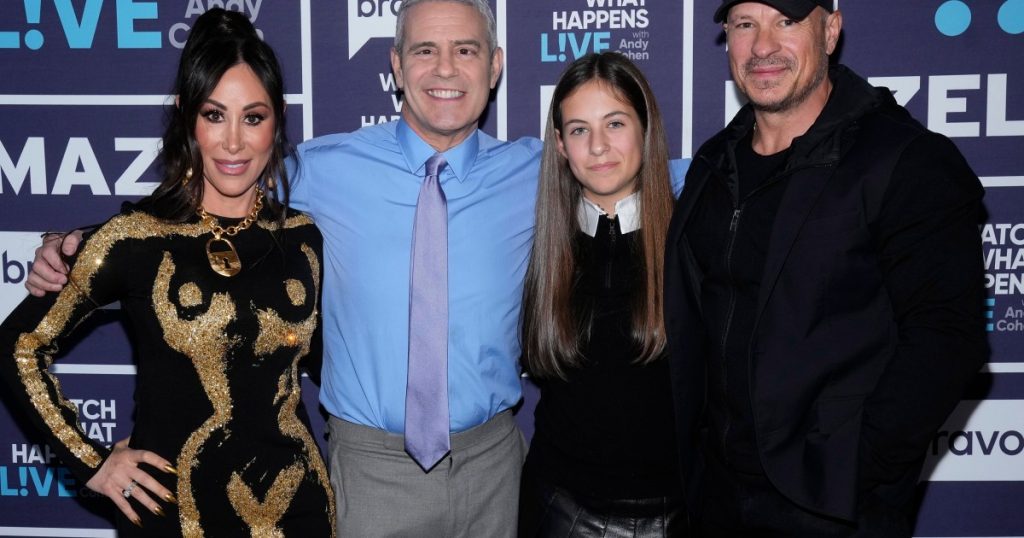 Andy Cohen dhe Angie K paguajnë haraç për ndershmërinë e Whitney Rose