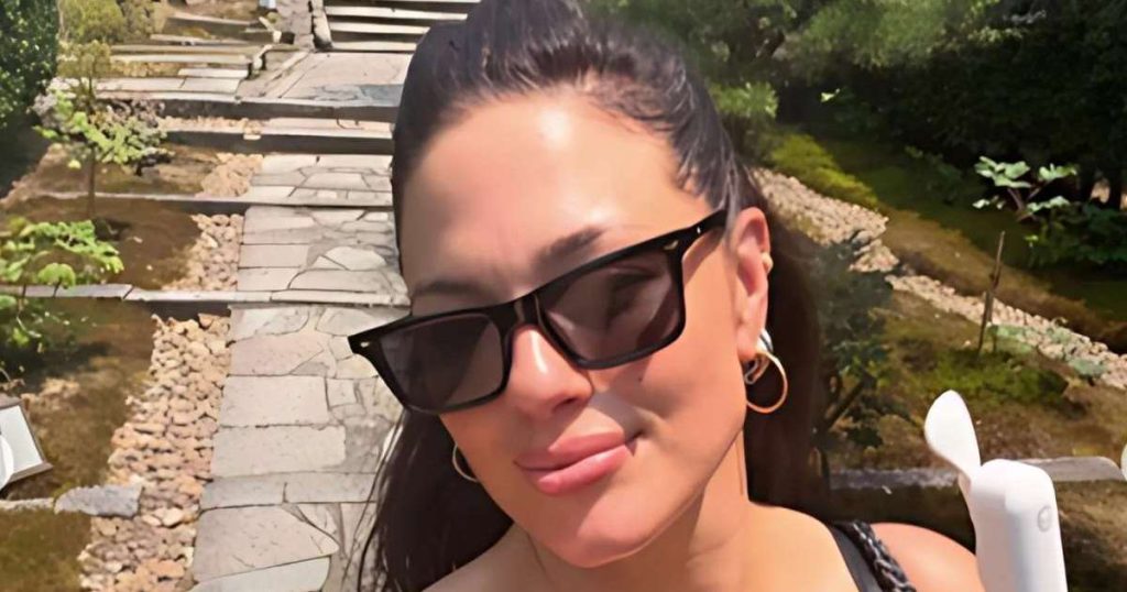 Ashley Graham duket si një 'mbretëreshë absolute' në foto të veshura me një fustan të zi midi