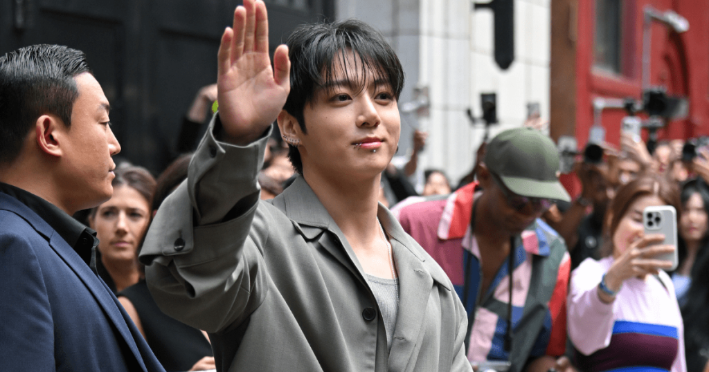 BTS 'Jungkook i veshur për të vrarë në Calvin Klein NYFW & Fansat janë të fiksuar