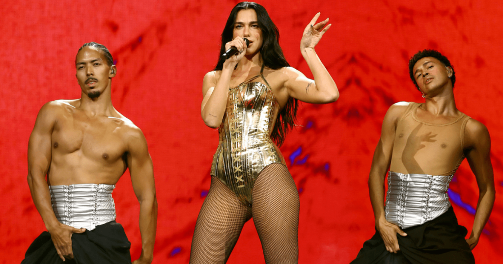 Dua Lipa ka një moment 'Pinch Me' duke kërkuar prapa në shfaqjet MSG 'të shitura'