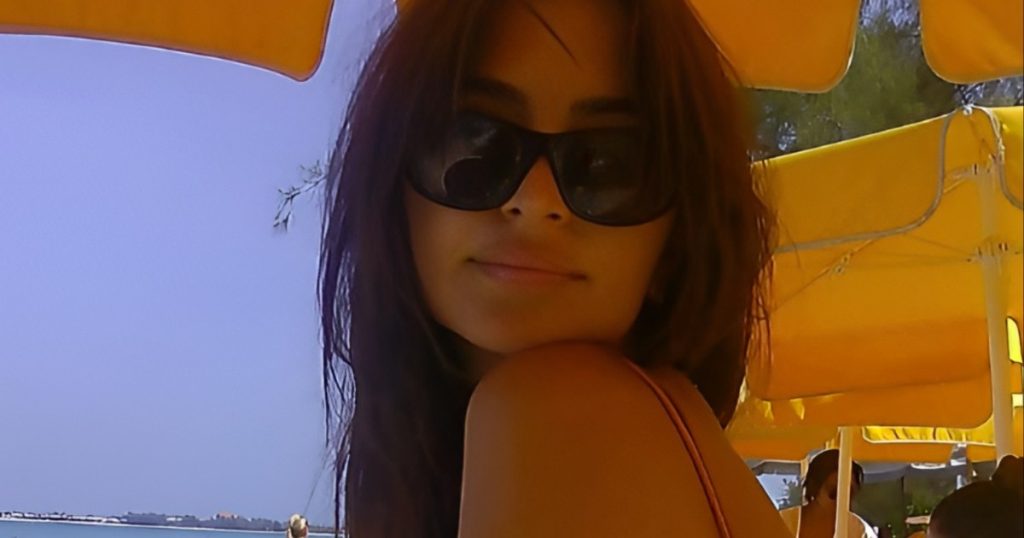 Emily Ratajkowski tregon kthesat e saj në bikini.