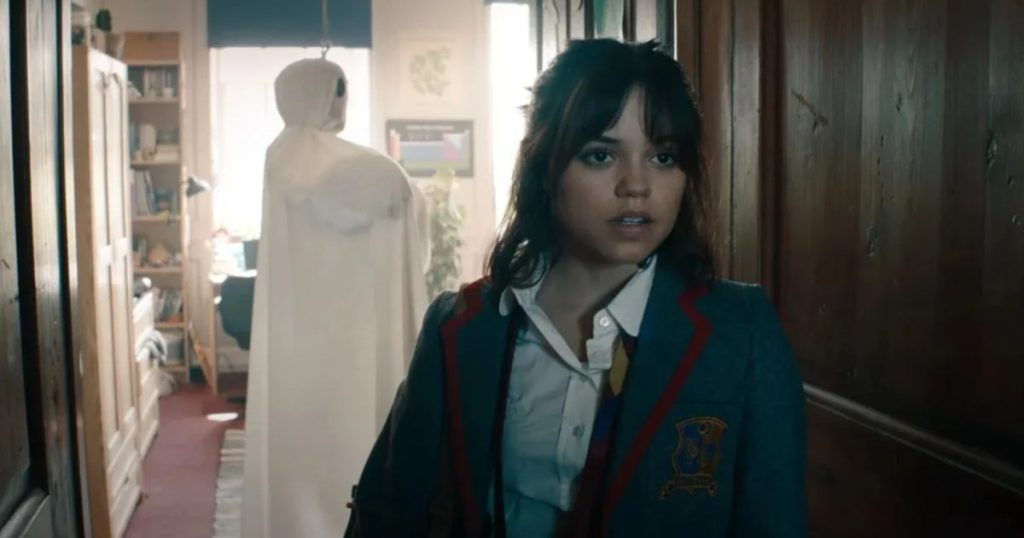 Jenna Ortega i mban të gjitha në zhytje të veshjes së qafës për fotosesion të ri