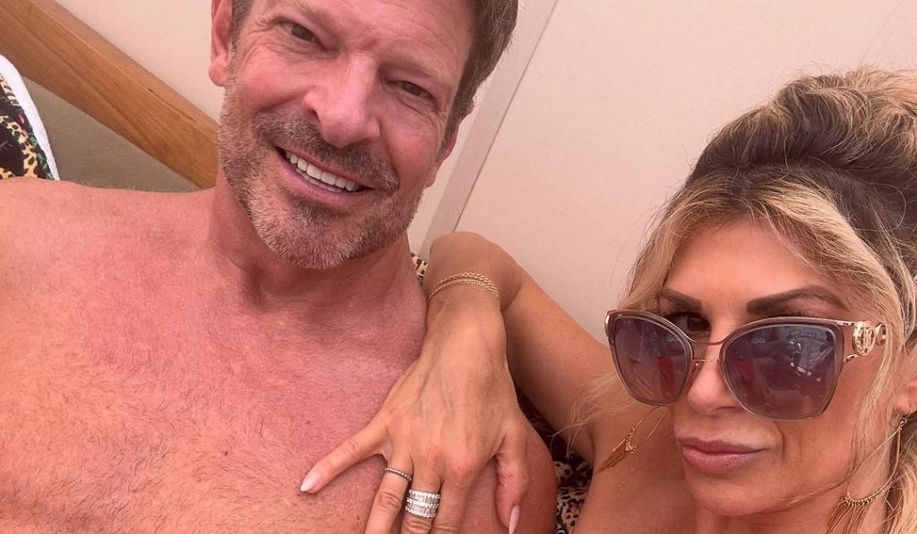 John Janssen pozon pa bluzë me Alexis Bellino