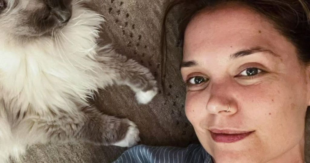 Katie Holmes e gjen bashkë-yllin e saj 'tërheqës' për shkak të mënyrës se si është me vajzën e saj, thotë burim
