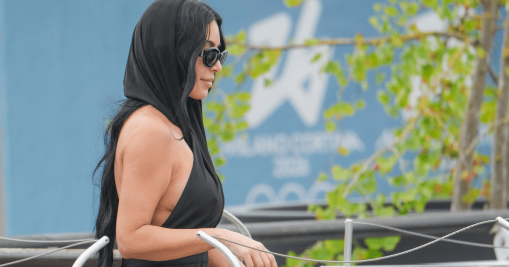 Kim Kardashian tregon kthesat e saj në fustan gri që përqafon trupin