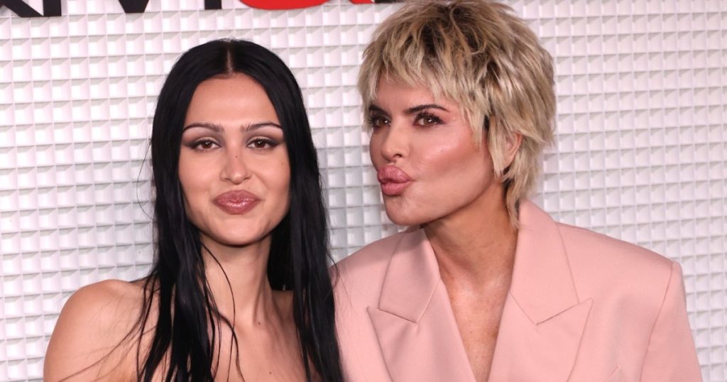 Lisa Rinna On Time Amelia Grey zhvilloi sepsë në Coachella pas shpimit të thithkave