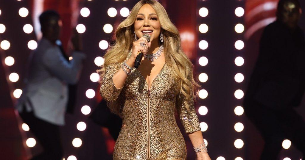 Mariah Carey trullos tifozët ndërsa ajo vesh ari dhe shkëlqim në VMAS