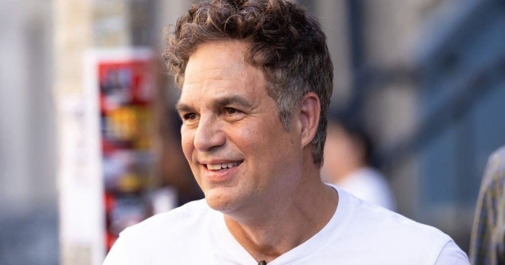 Mark Ruffalo hedh këmishën e tij për fotosesion të ri