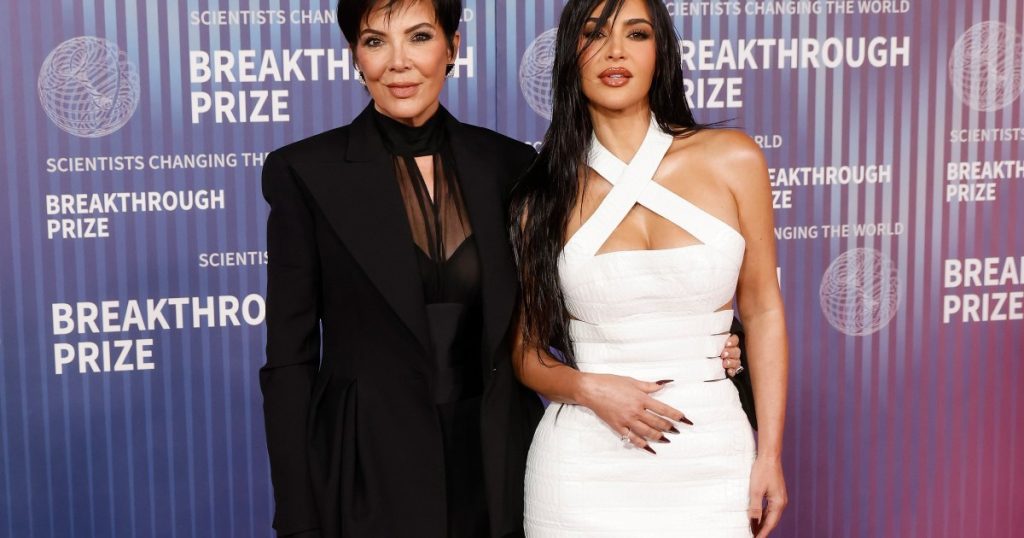 Kim Kardashian dhe Kris Jenner duke paditur Ray J për shpifje
