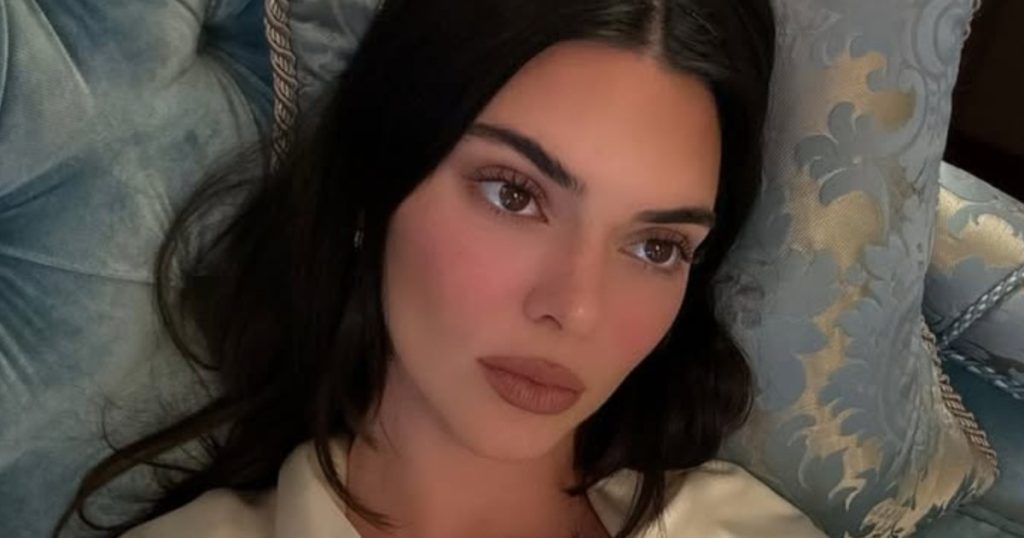 Kendall Jenner kthen kokat në pantallona të shkurtra stërvitje të bardhë