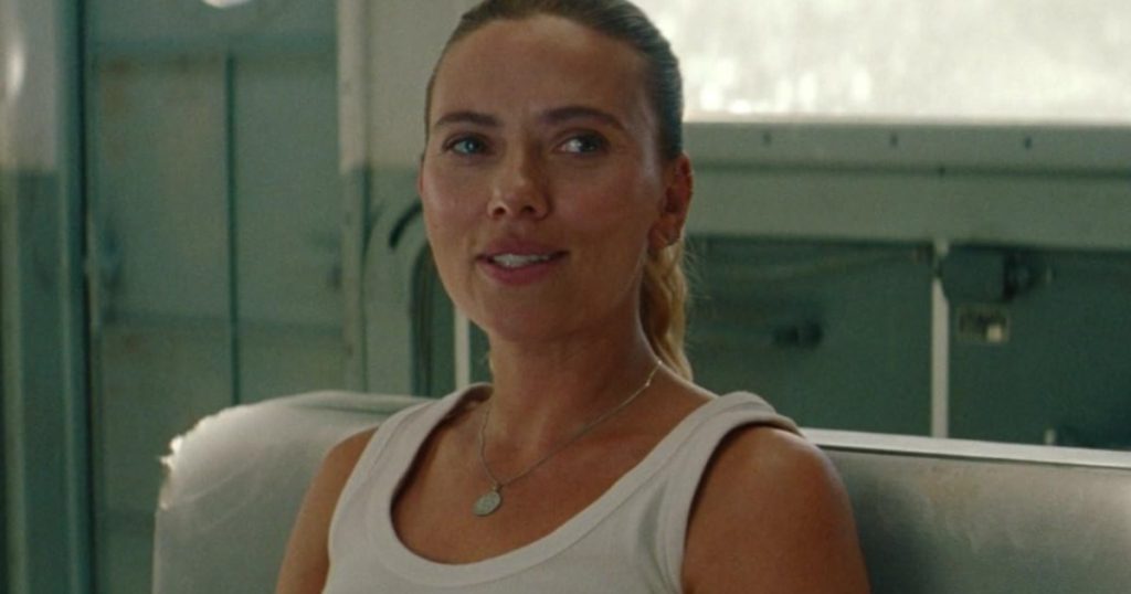 Scarlett Johansson trullos në të korrat e sipërme dhe xhinse, fansat thonë 'humor të mirëfilltë'