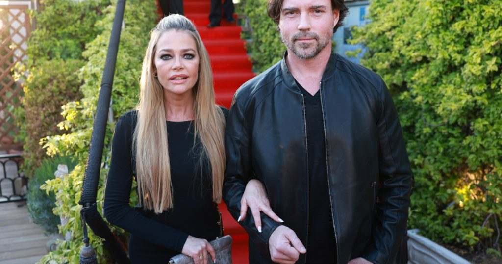 Ish-i Aaron Phypers i Denise Richards pretendon se ai është pothuajse i pastrehë