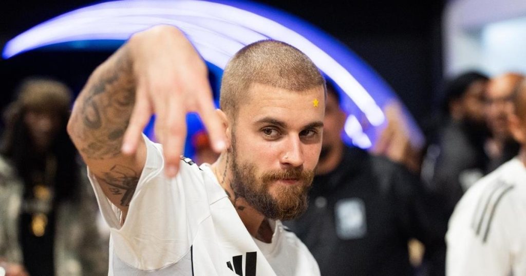 Fansat e përshëndesin Justin Bieber si një 'engjëll' pas gjestit të tij ndaj të huajit