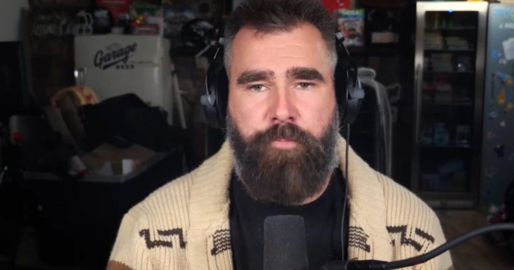 Jason Kelce tregon përvojën e tij duke intervistuar Taylor Swift