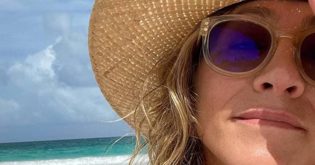 Jennifer Aniston pozon me pantallona të shkurtra dhe rroba banje për Elle Photos