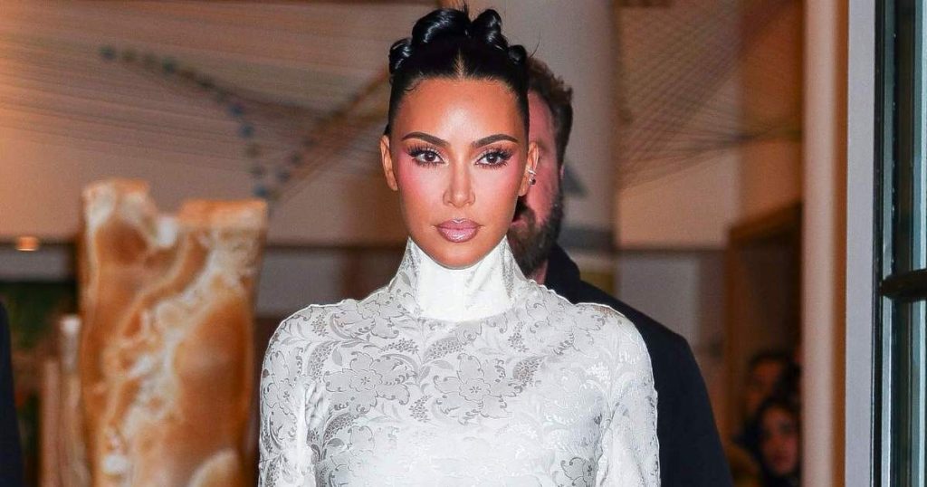 Khloe Kardashian mendon se Kim Kardashian 'trullon' me fustan të tejdukshëm dantelle