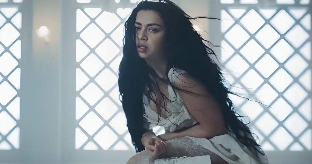 Momenti i veshjes së bardhë të pastër të Charli XCX i ka fiksuar fansat