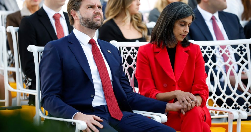 Gruaja e JD Vance thyen heshtjen për fotot e humbura të unazës së martesës