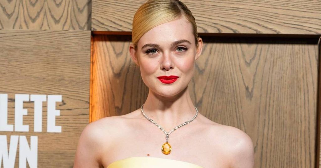 Elle Fanning Wows me fustan me dekolte të guximshme Givenchy