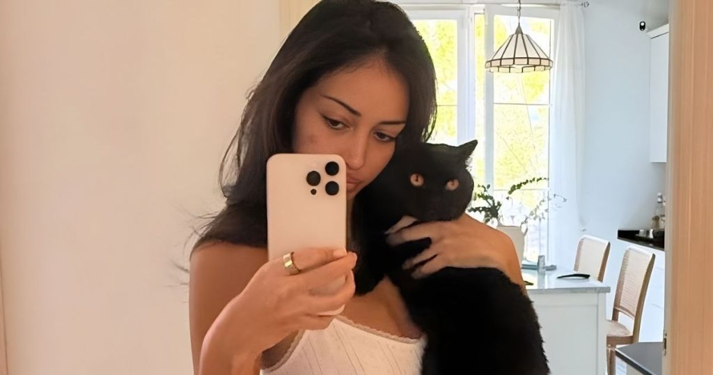 Fotot e veshura me të brendshme të Cindy Kimberly shërbejnë gjithashtu poza të pafytyra