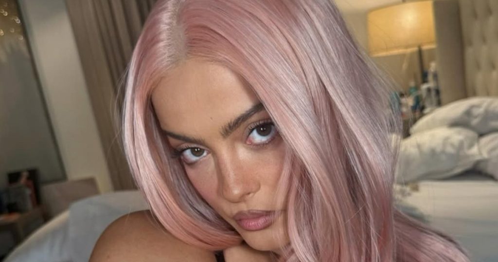 Fustani me të çara të larta të Bebe Rexhës ekspozon të brendshmet e Lacey