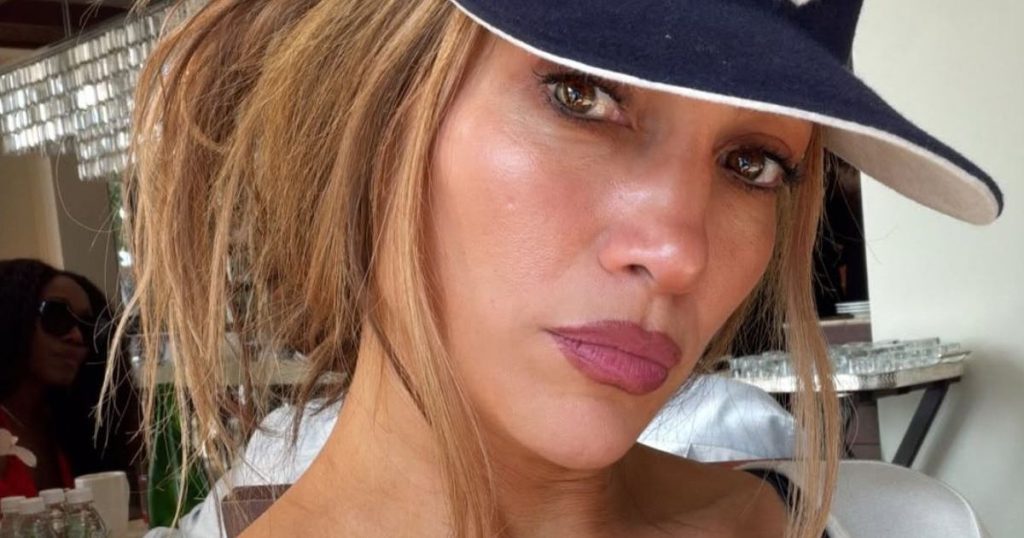 Jennifer Lopez vesh vetëm një peshqir ndërsa shkëlqen në video