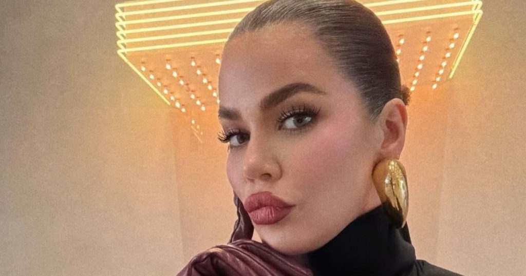 Khloé Kardashian shfaqet e guximshme me një fustan të guximshëm pa rripa