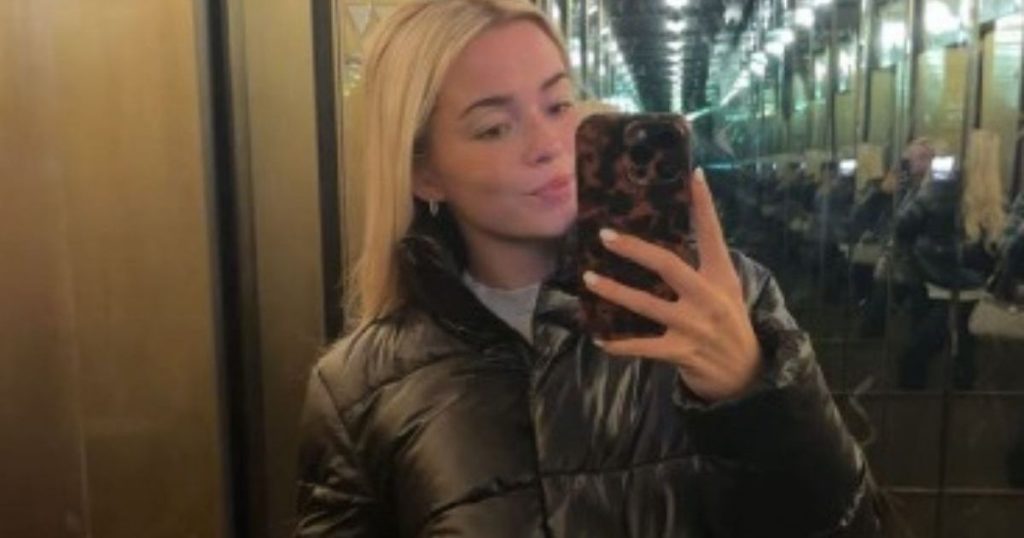 Kombinimi i çizmeve dhe çorapeve me hark të Livvy Dunne është një natë që duhet të keni