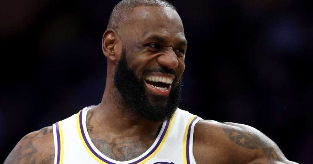 LeBron James u përplas për sjelljen e tij 'mosrespektuese' gjatë himnit kombëtar