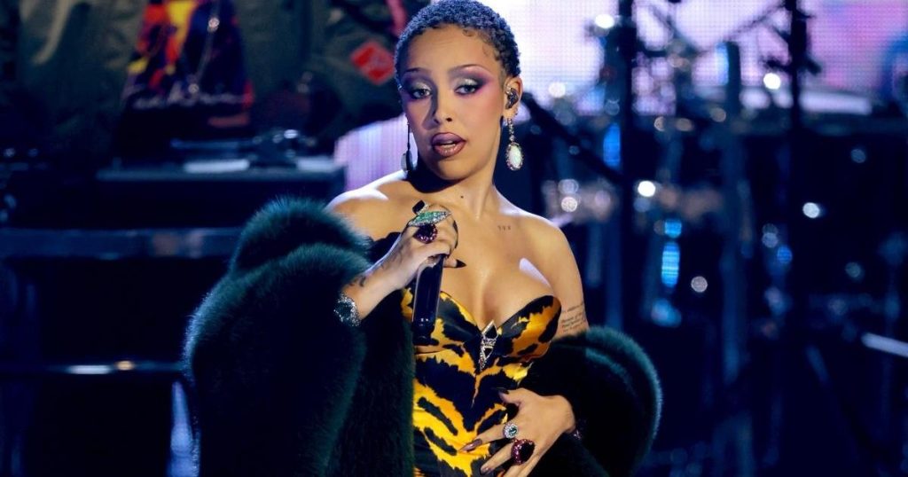 Macja Doja nxjerr anën e saj të egër me trupore me printe kafshësh