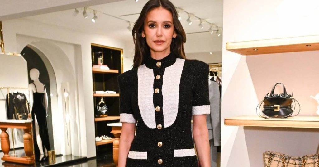Nina Dobrev Wows në minifustan super të shkurtër Balmain