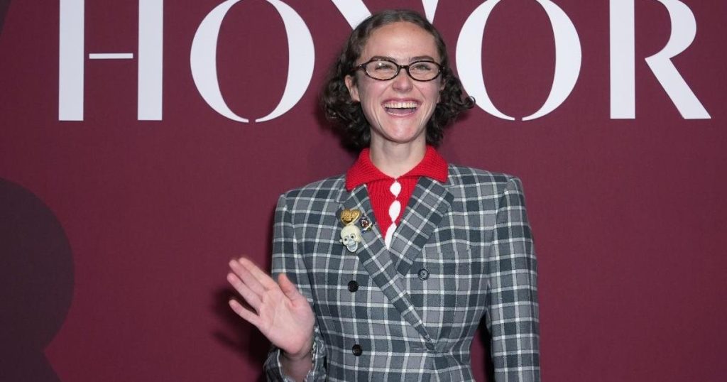 Njerka e Kamala Harris merr frymën e pushimeve me UGG