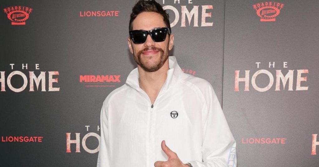 Pete Davidson tregon përditësimin e heqjes së tatuazhit në foton pa këmishë me vajzën