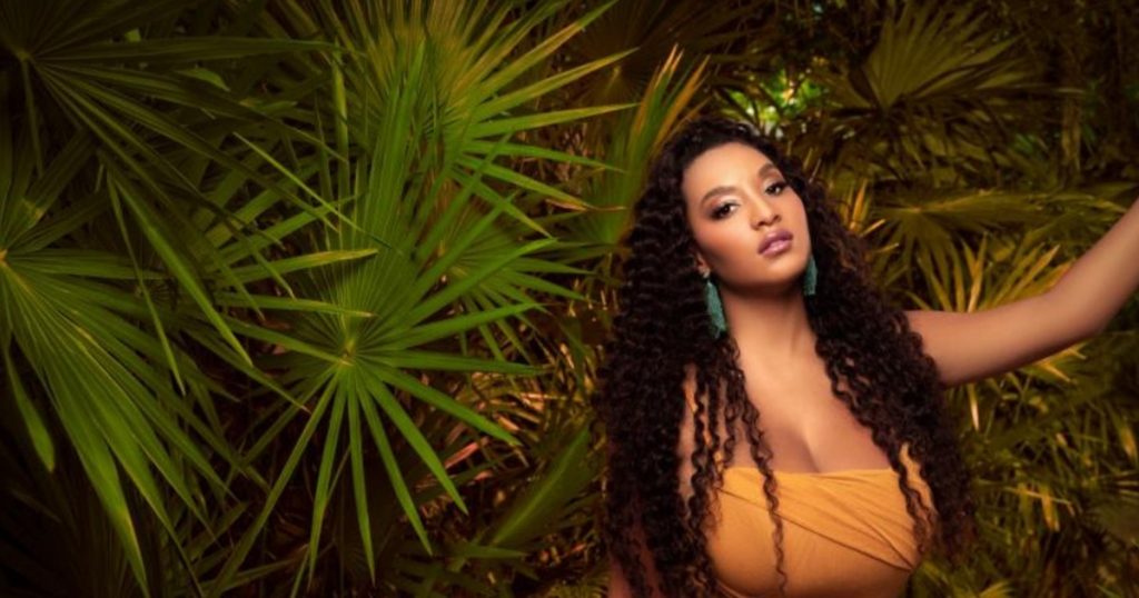 Ylli i fejuar 90-ditor, Chantel Everett është fejuar — Detaje