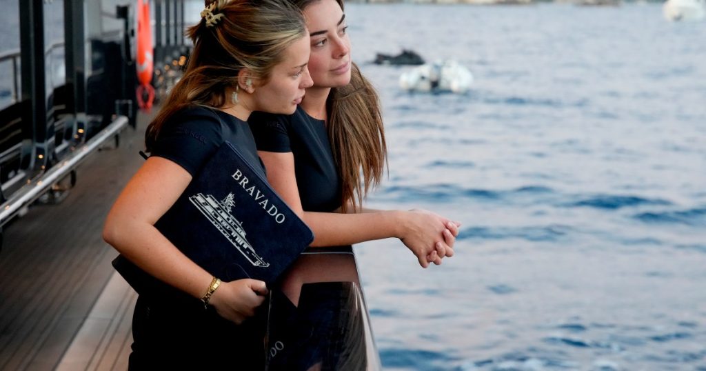 Përmbledhje e Sezonit 10 të Mesdheut, Episodi 15 poshtë Deck